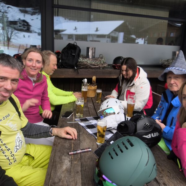 Gruppe beim Après Ski