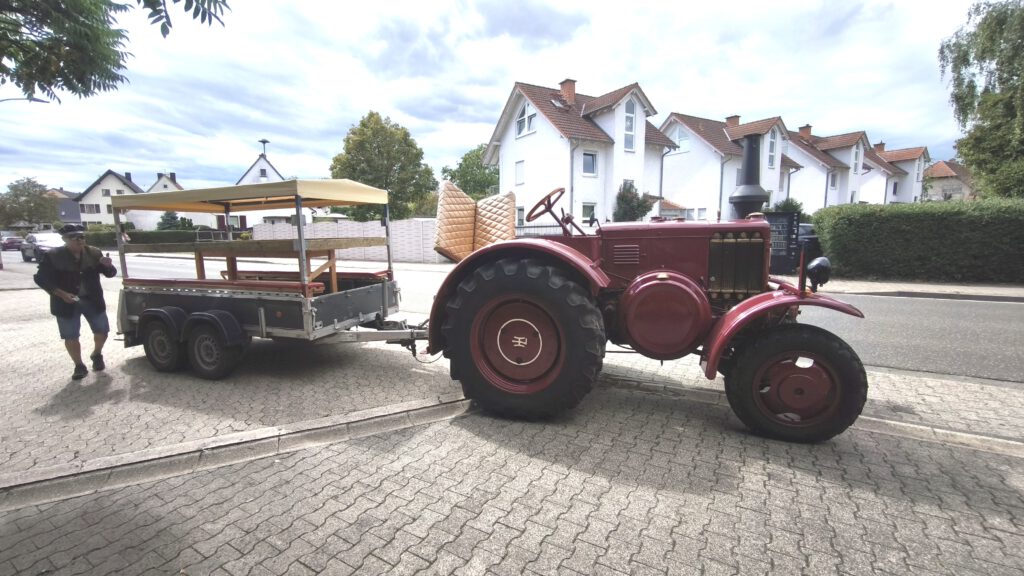 Bild vom Trakor mit Planwagen