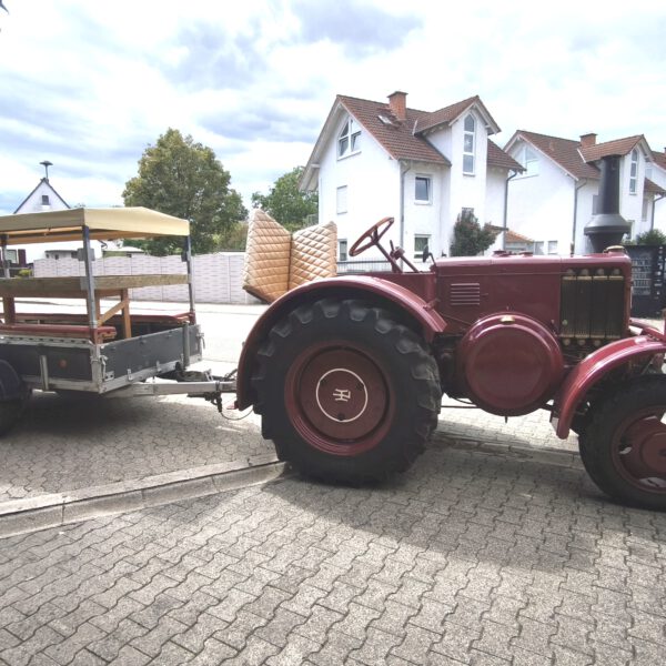 Bild vom Trakor mit Planwagen